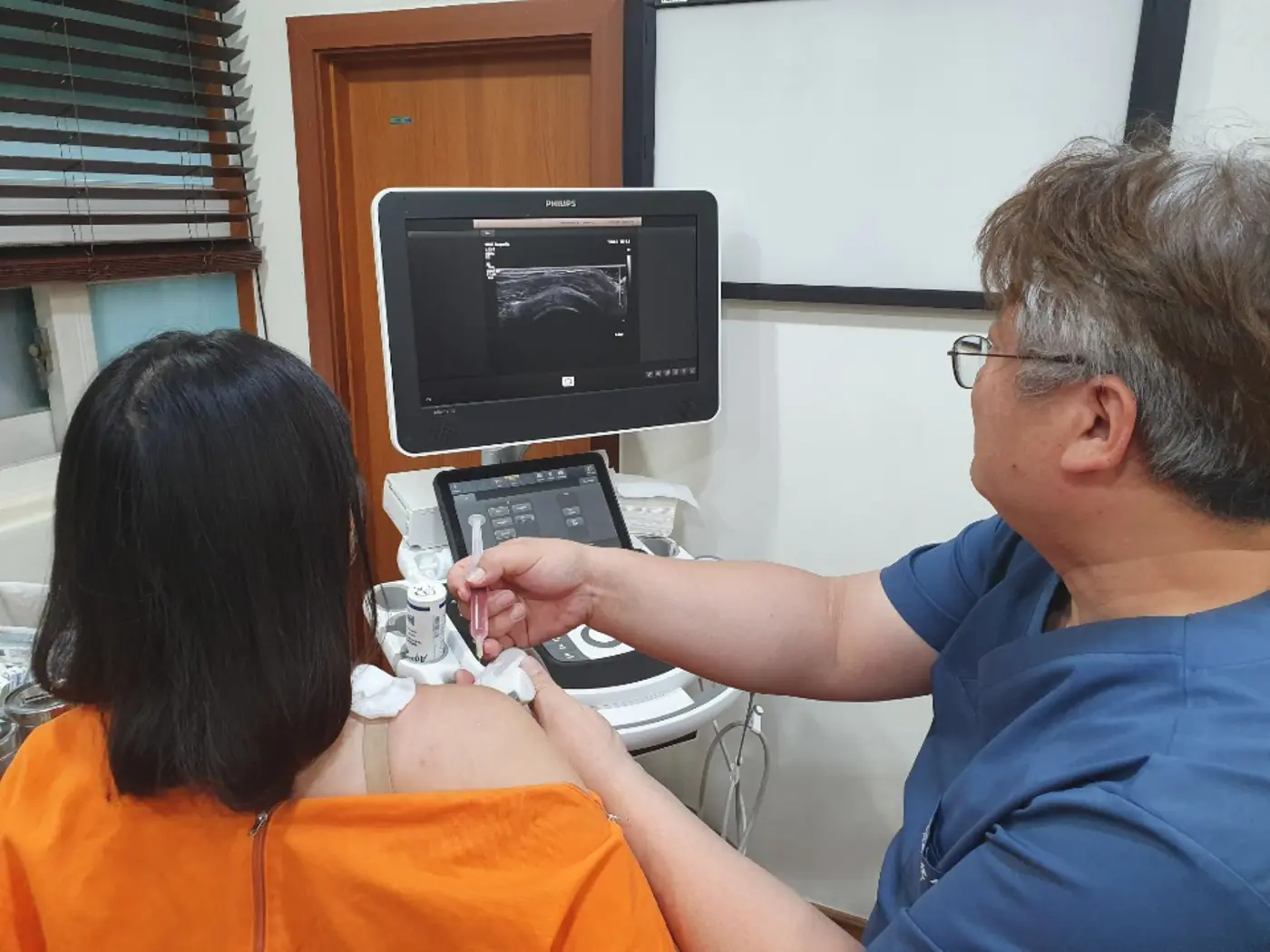 연세튼튼의원·한의원 진료실에서 초음파 검사 결과를 확인하는 안준석 대표원장
